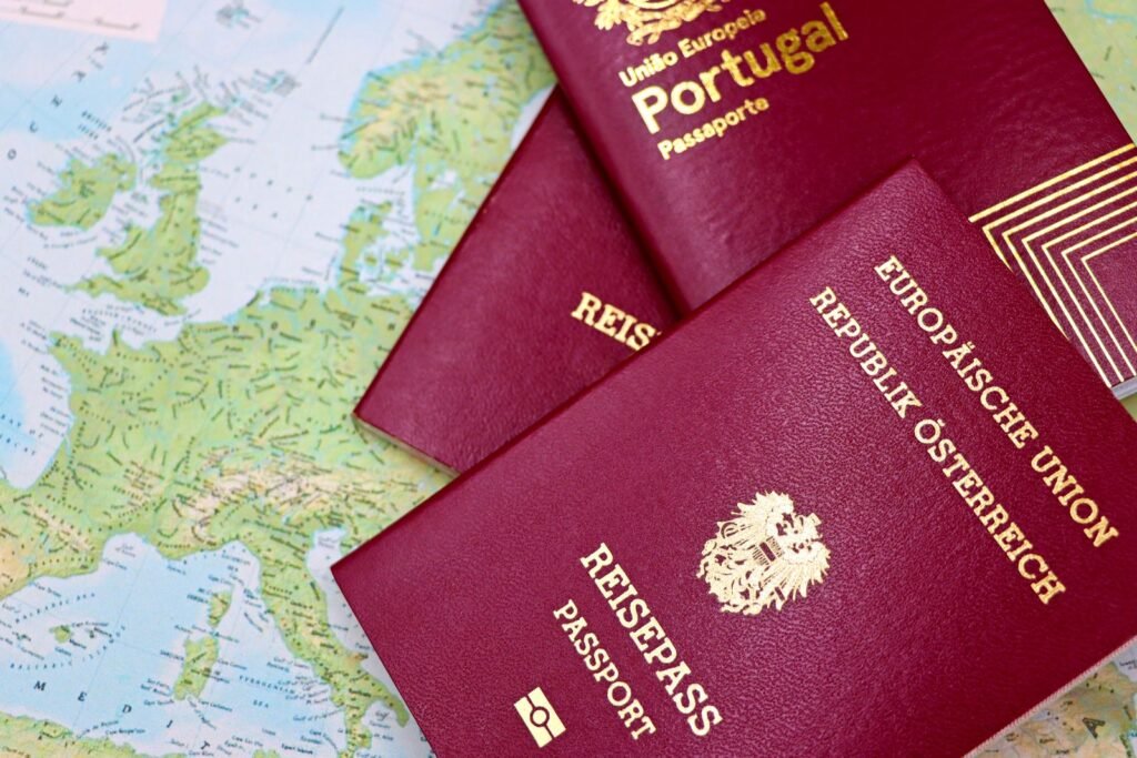 Europaeische Reisepaesse auf einer Landkarte