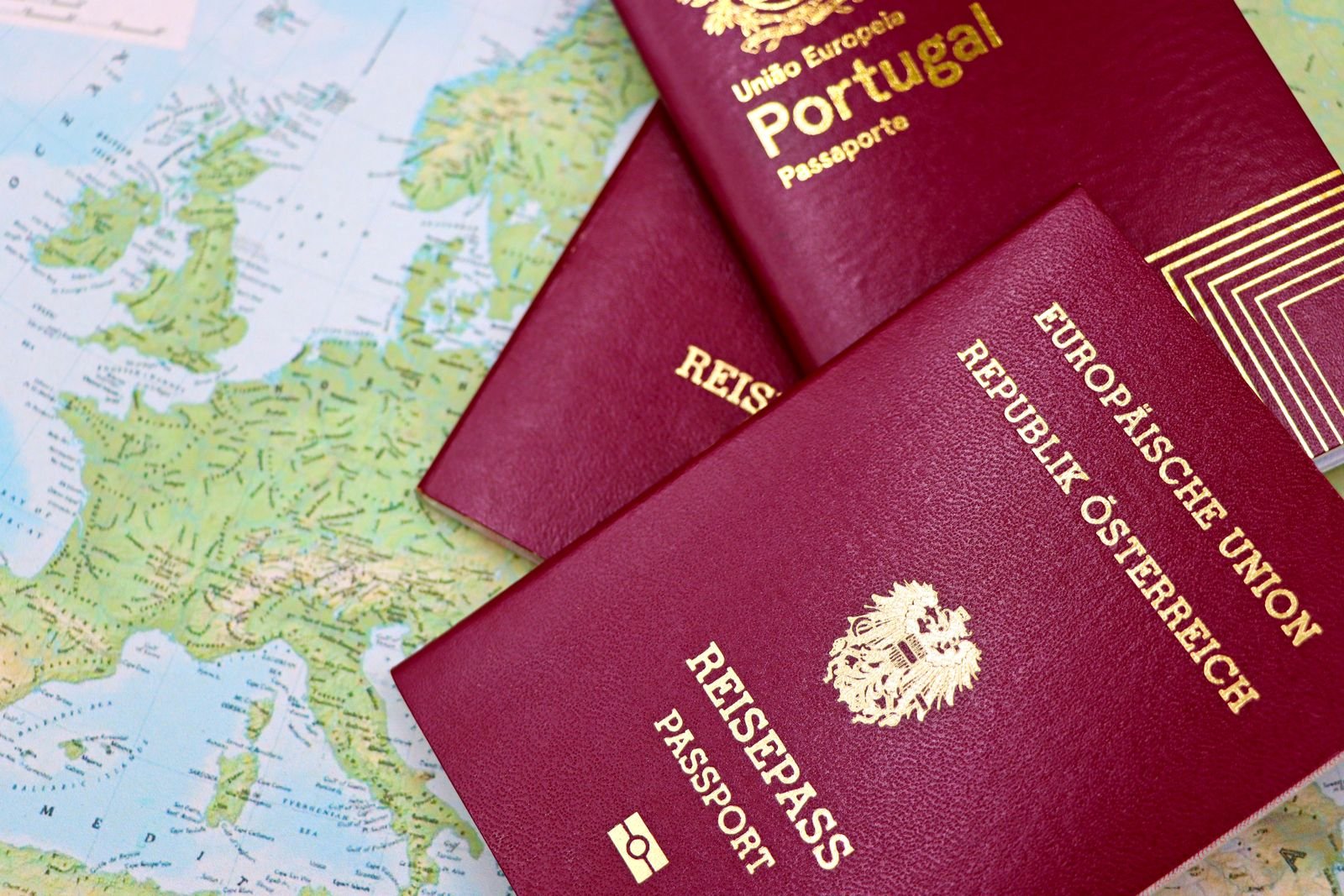 Europaeische Reisepaesse auf einer Landkarte