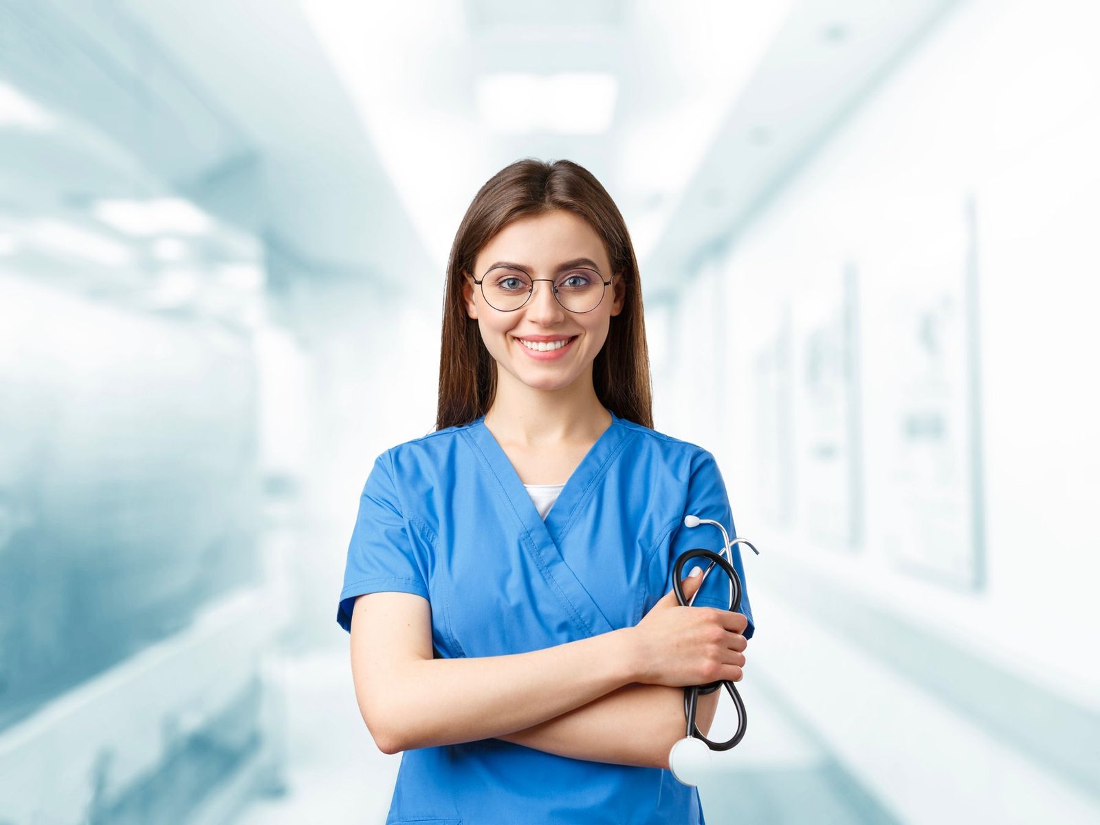 Pflegefachkraft in blauer Dienstkleidung im Klinikflur