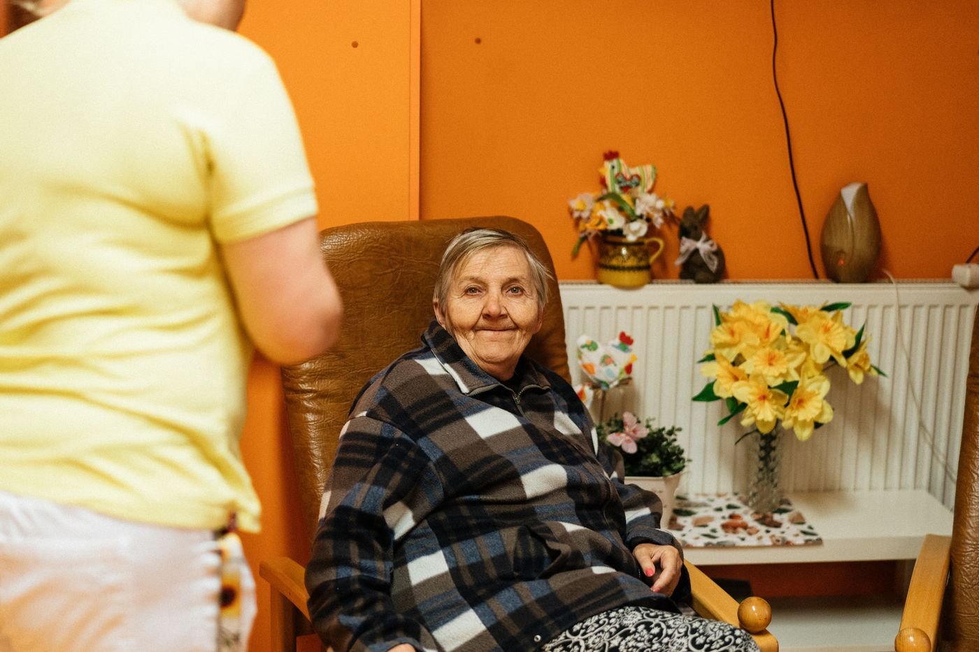 Pflegehilfskraft bei einer aelteren Dame zu Hause